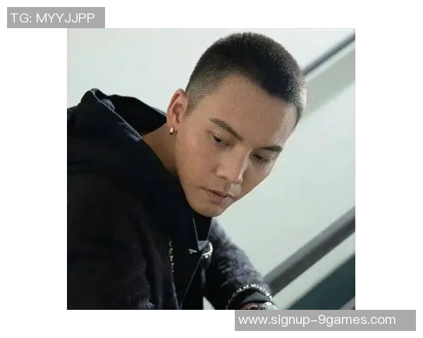 足球明星寸头造型与侧边二道杠的时尚魅力分析与影响 足球明星寸头造型与侧边二道杠的时尚魅力分析与影响